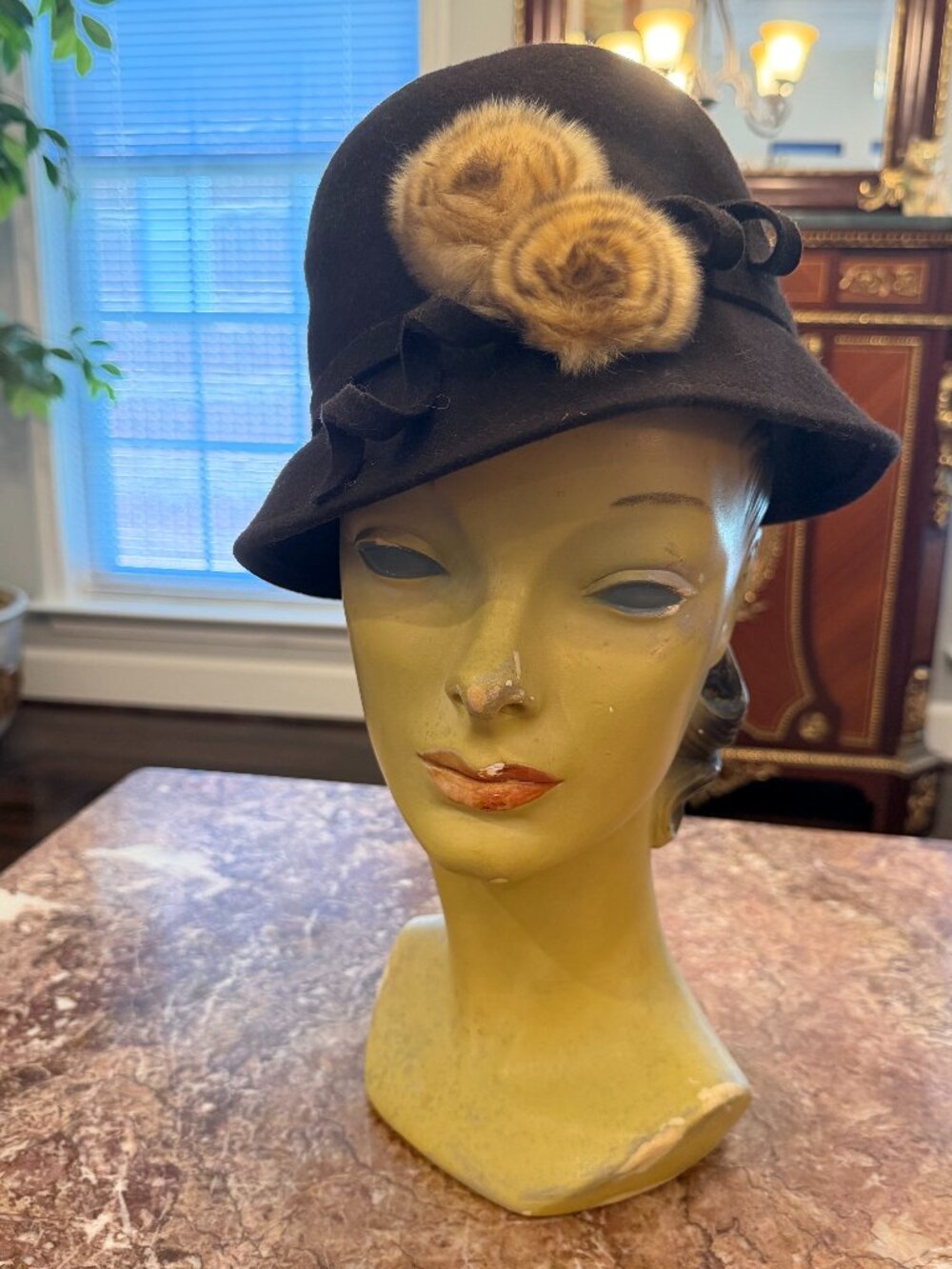 🤎 Rare 1930s Chocolate Brown Felt Cloche Hat with Genuine Fur Rosettes 🤎